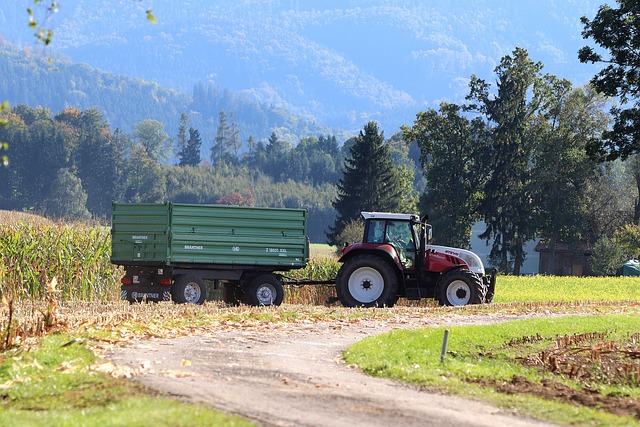 tractor-g921167c40_640.jpg